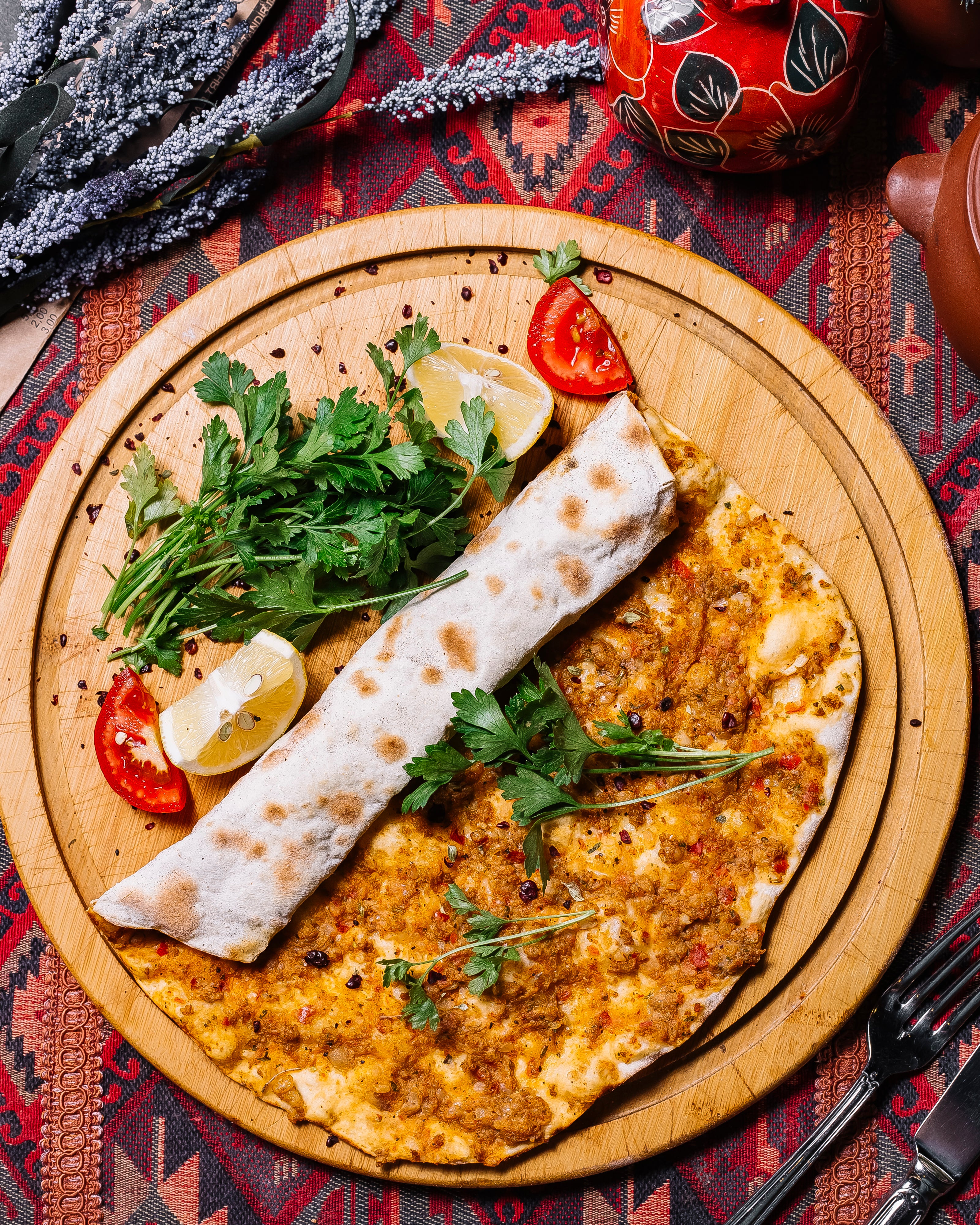 Lahmacun turc traditionnel garni de viande hachée, tomates et poivrons