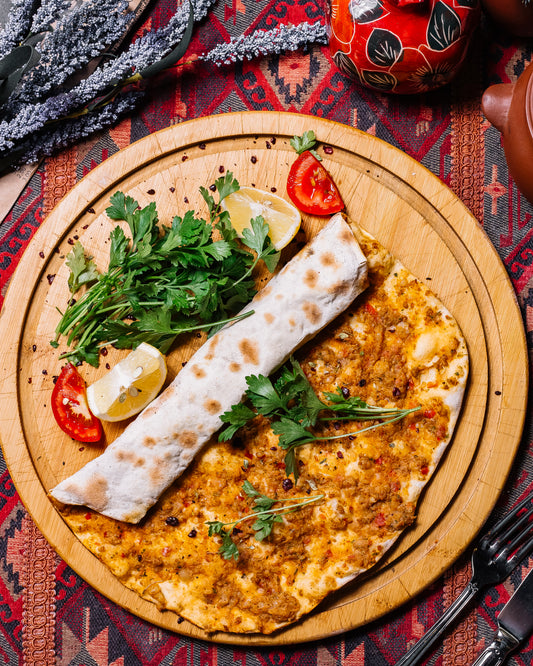 Lahmacun turc traditionnel garni de viande hachée, tomates et poivrons